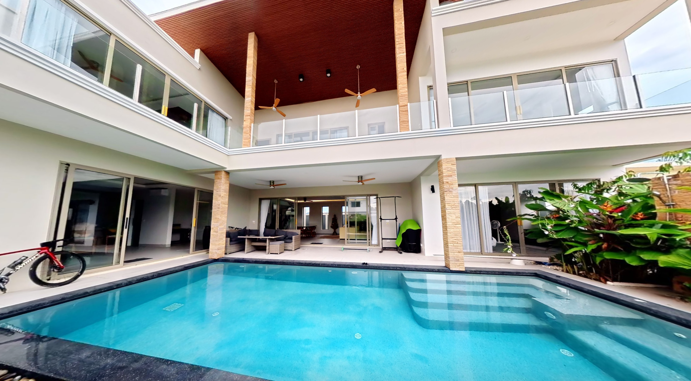 IndyLuck Villa — facade