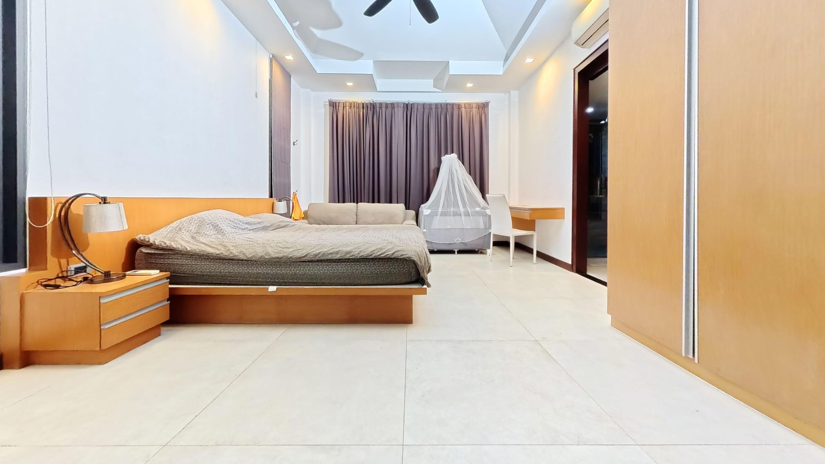 Bedroom — sitting area